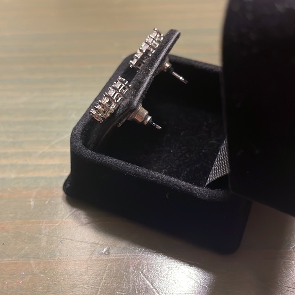 Silver Zirconia Earings - Picture 2 of 3